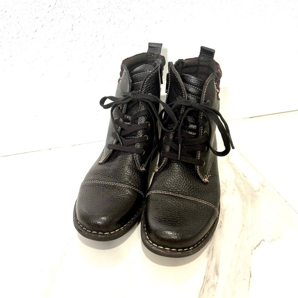 Clarks Whistle Bea Black Leather women's Boots with Red Accents 8M - Picture 2 of 8